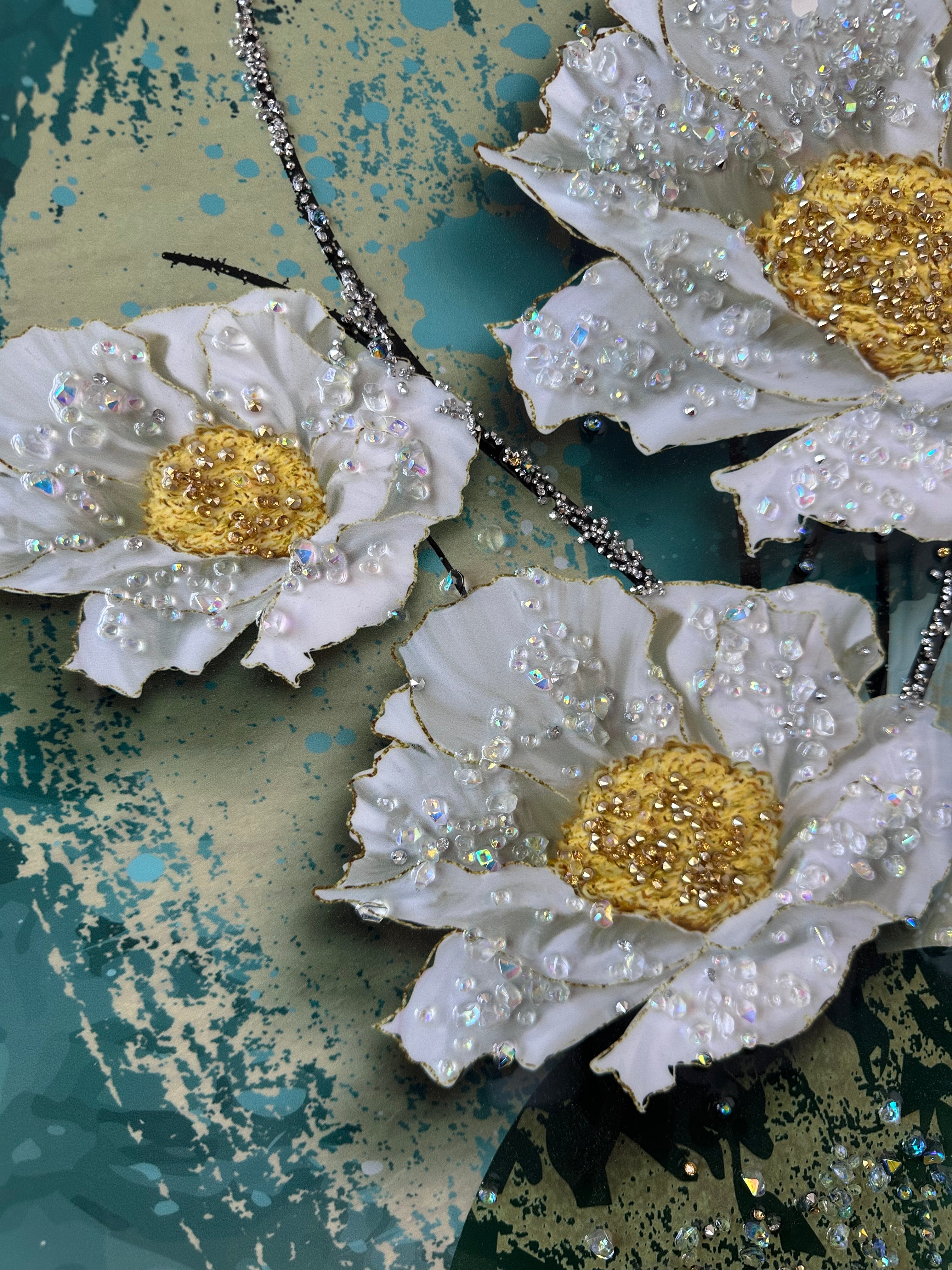 Pikturë me vazo lulesh jeshile dhe detaje të verdha me gurë zbukurues