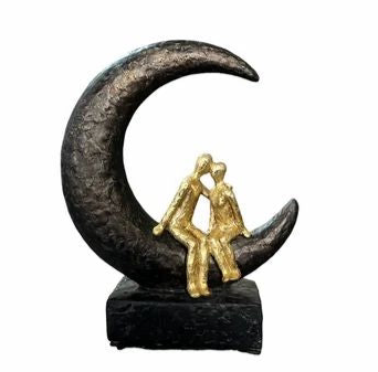 Statujë në formë hëne me çift sipër ngjyrë gold