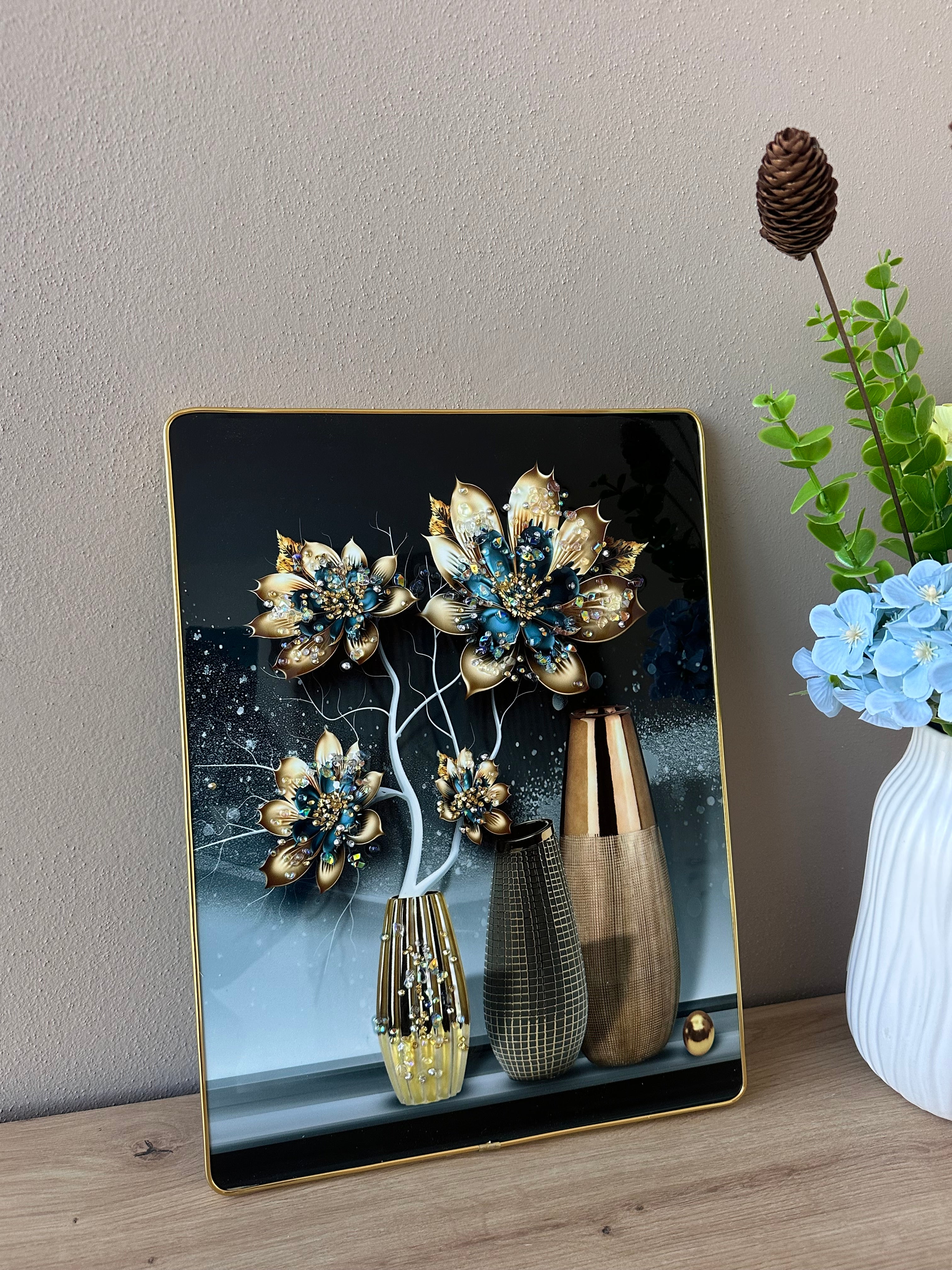 Pikturë me vazo e lule me detaje blu me gura zbukurues