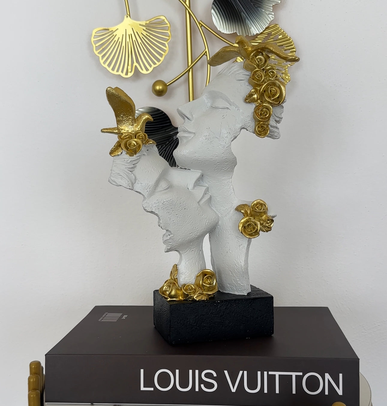 Statujë në formë çifti ngjyrë të bardhë me detaje gold