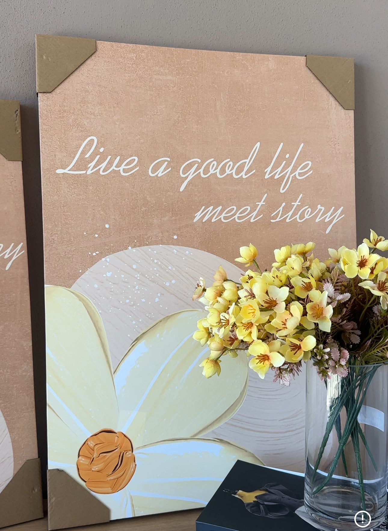 Kanavace me lule në ngjyrën bezhë