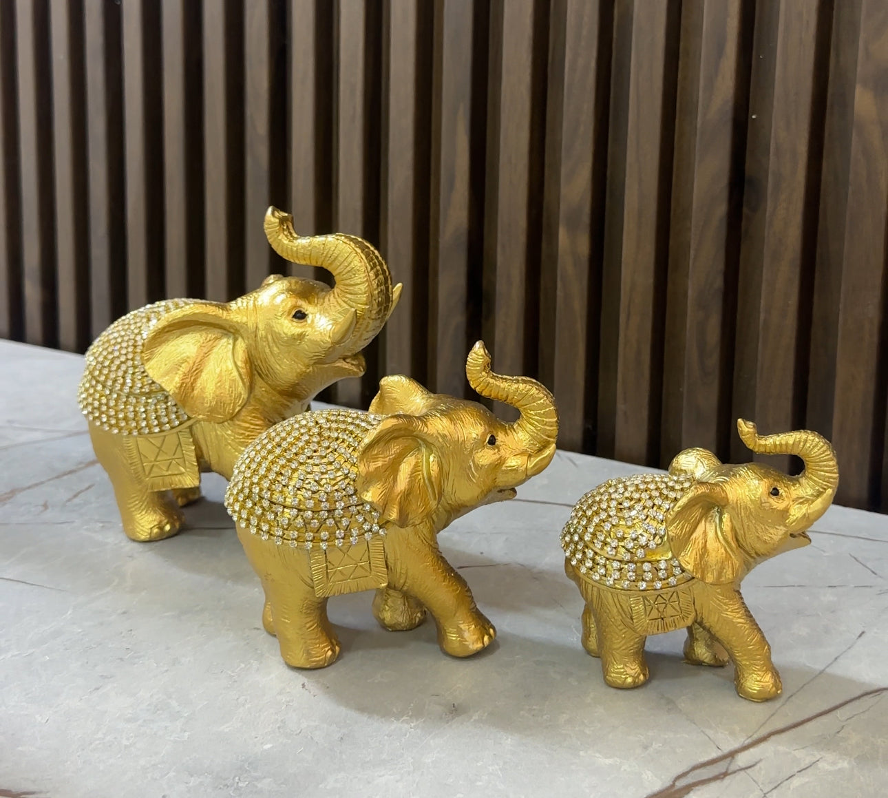 Set me 3 statuja elefanti ngjyrë gold me gurë zbukurues