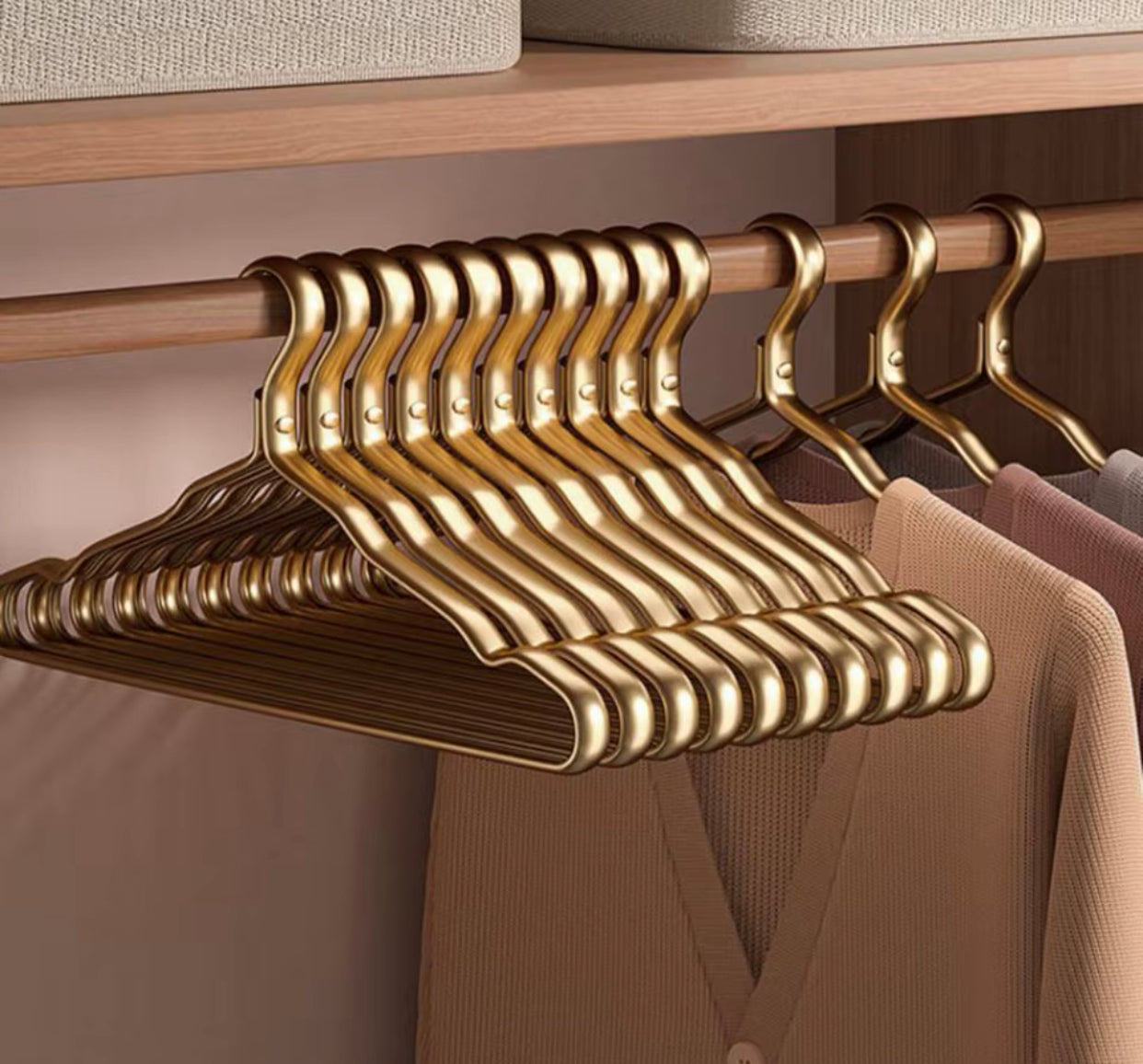 Varëse rrobash metalike gold ose silver