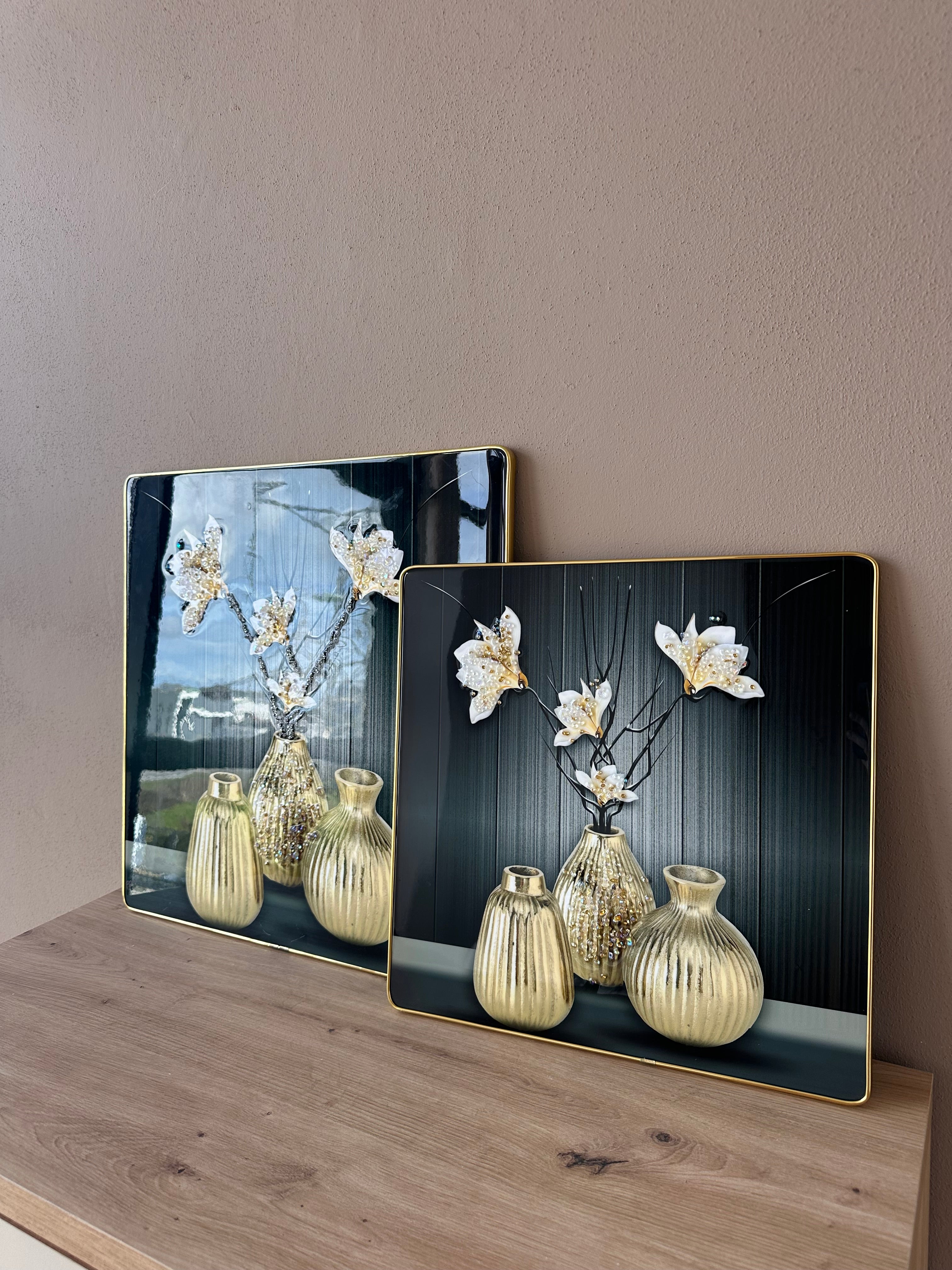 Pikturë me vazo lulesh gold dhe gurë zbukurues