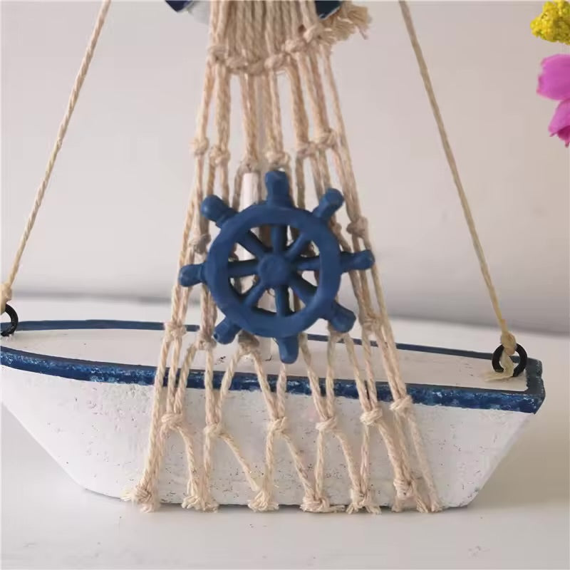 Varkë e vogël druri për zbukurim me motive detare rrjete dhe yje ose spiranca