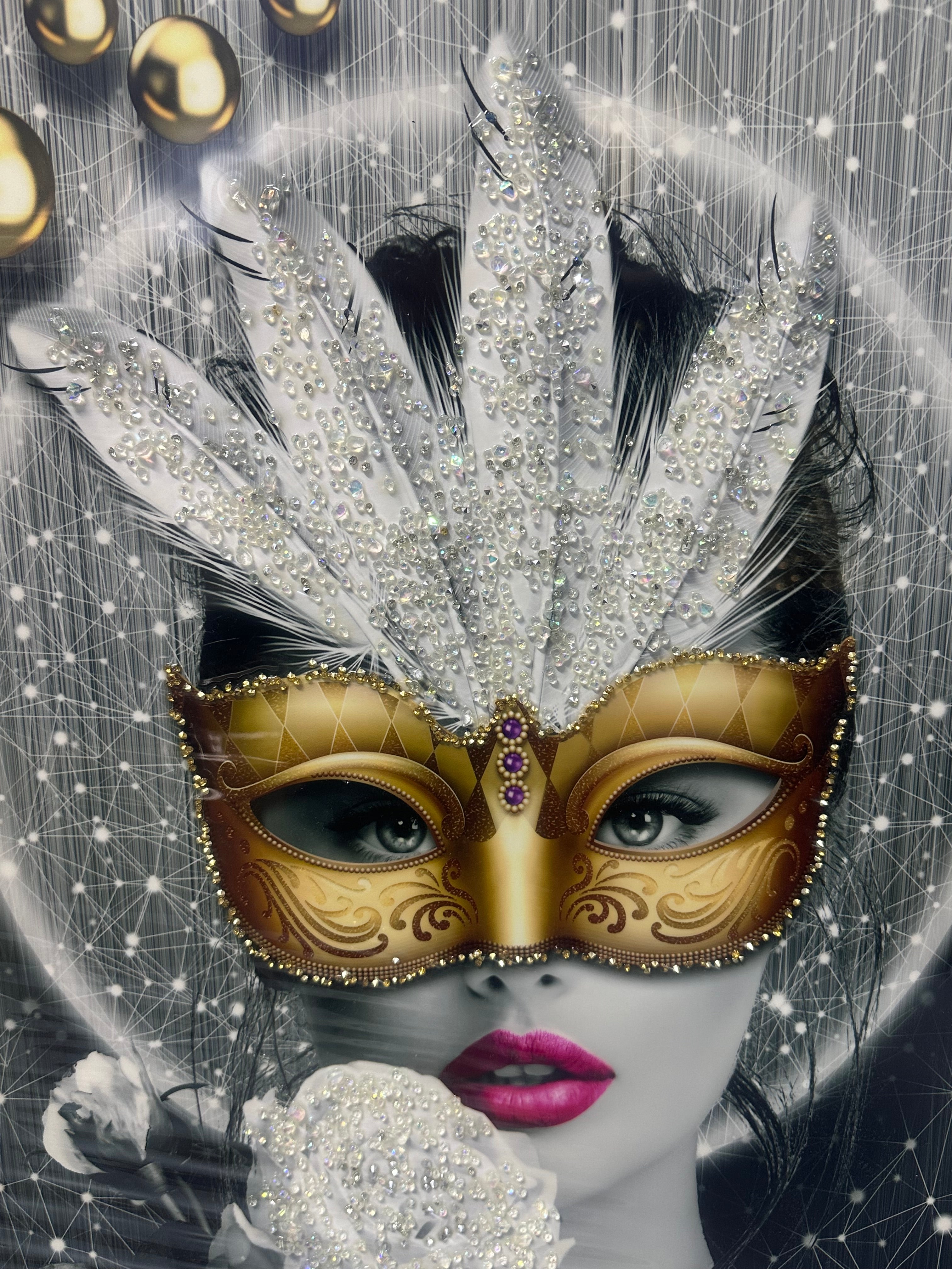 Pikturë me portret gruaje me maskë, me gura zbukurues