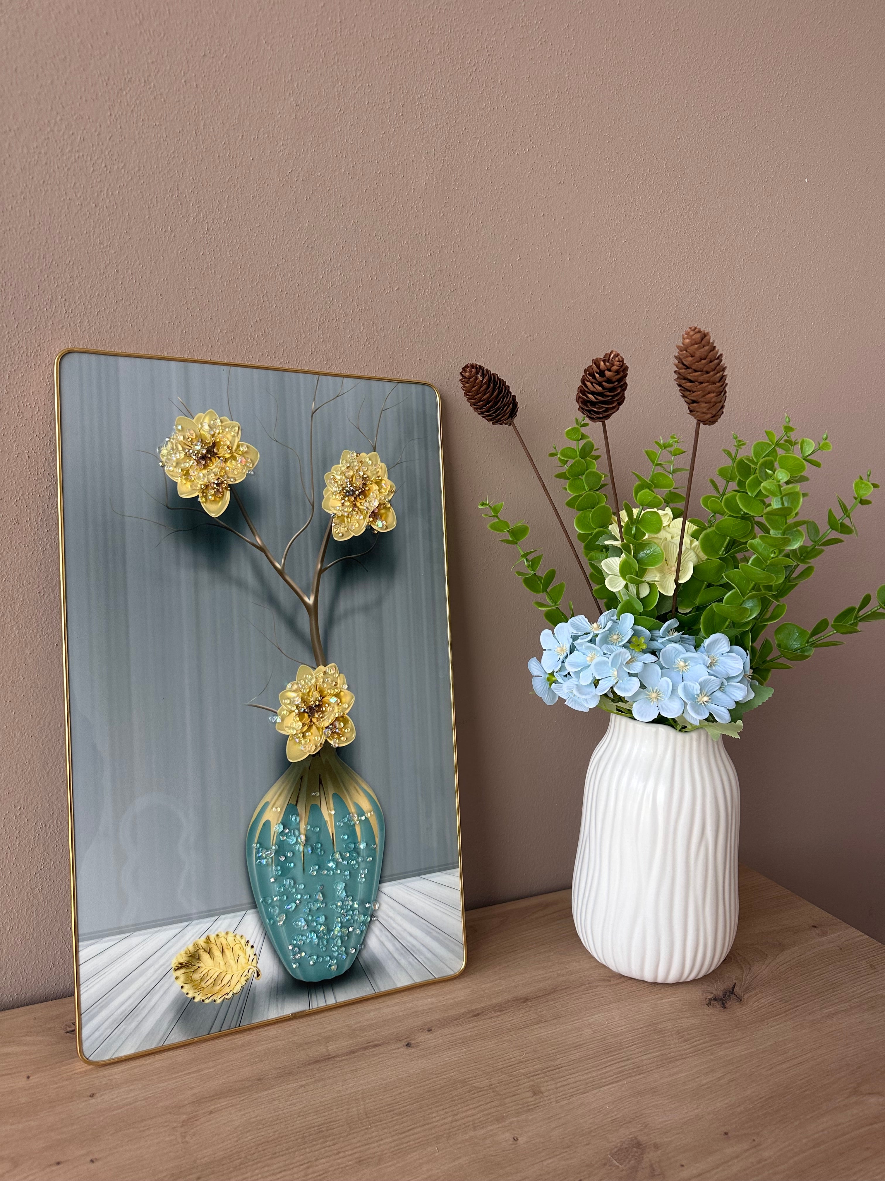 Pikturë me detaje gold dhe vazo gurkali