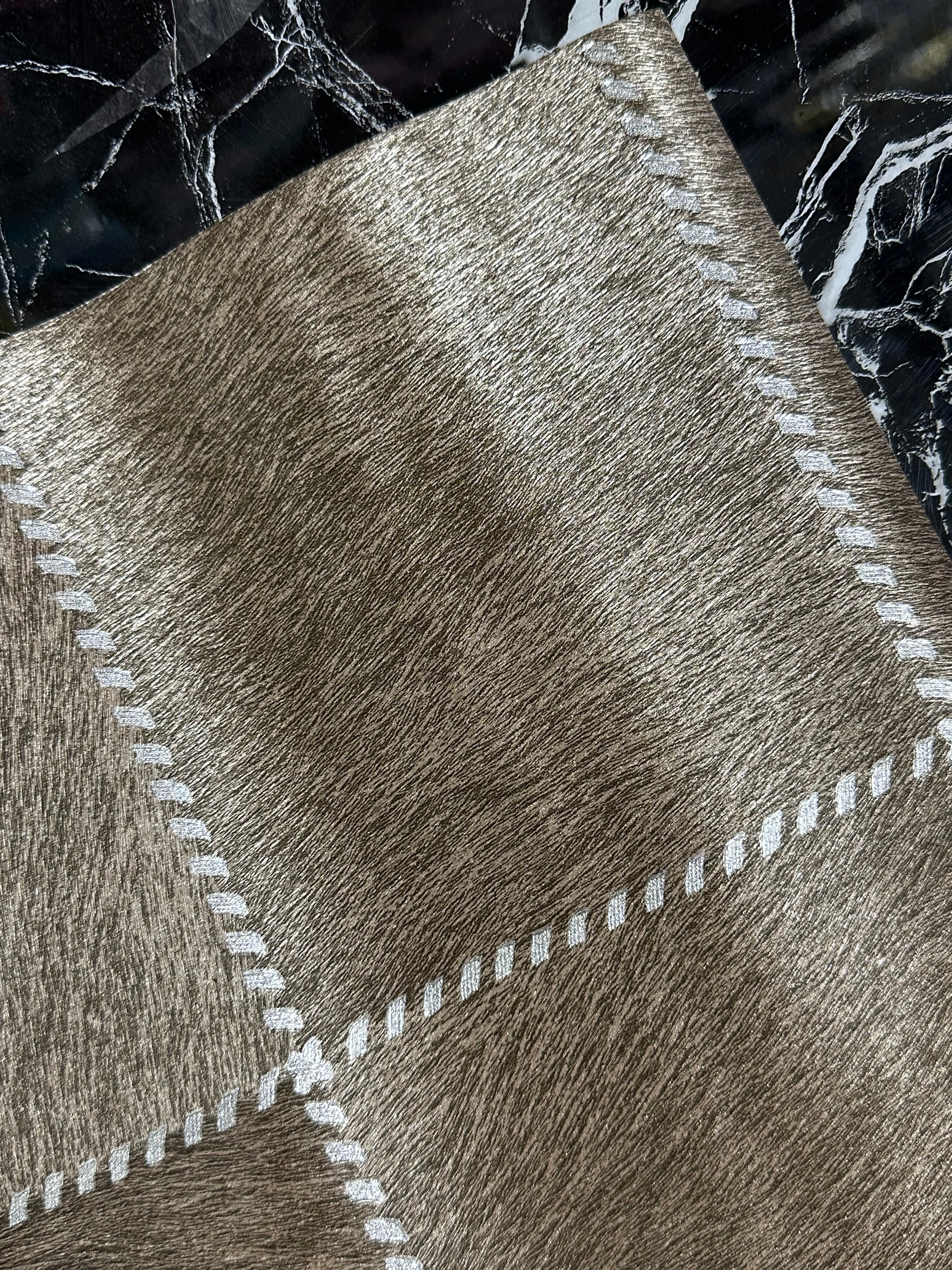 Letër muri me katrora ngjyrë kafe me kuadrata argjend