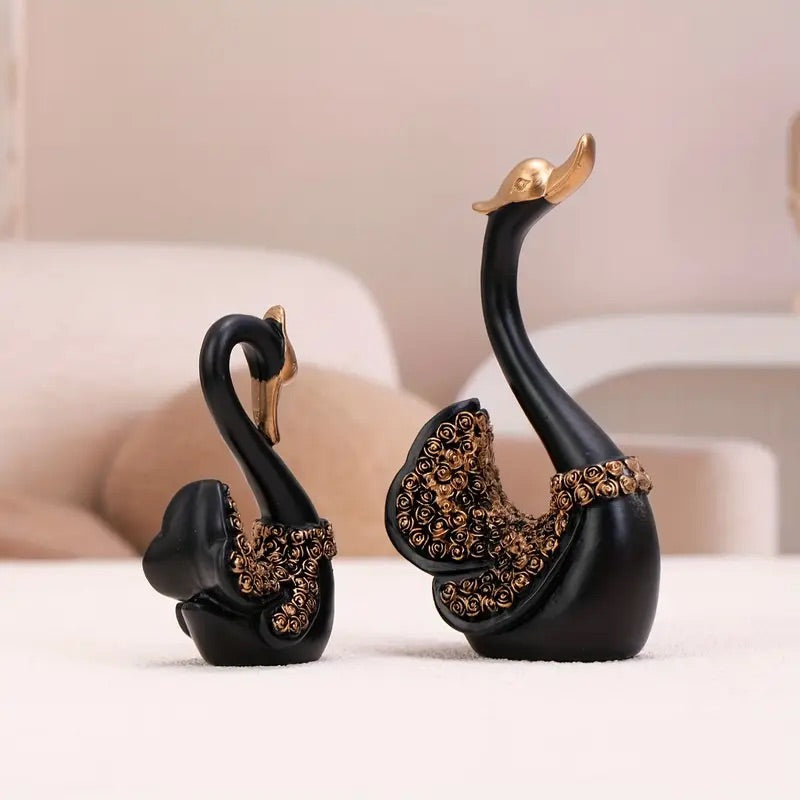 Set me 2 mjelma të zeza me detaje gold dekorative