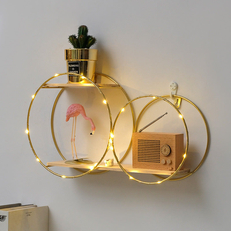 Raft metalik + dru me varje në murë, në formë 2 rrathësh madhësi të ndryshme