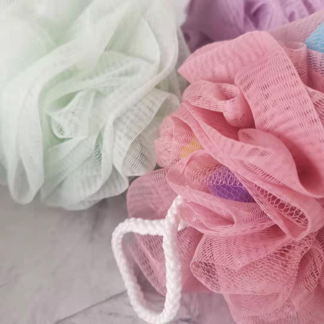 Sfungjer dushi me toptha sfungjeri, rrjetë, mikse