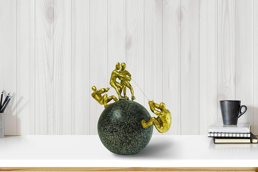 Statujë dekorative me njerëz gold mbi sferë