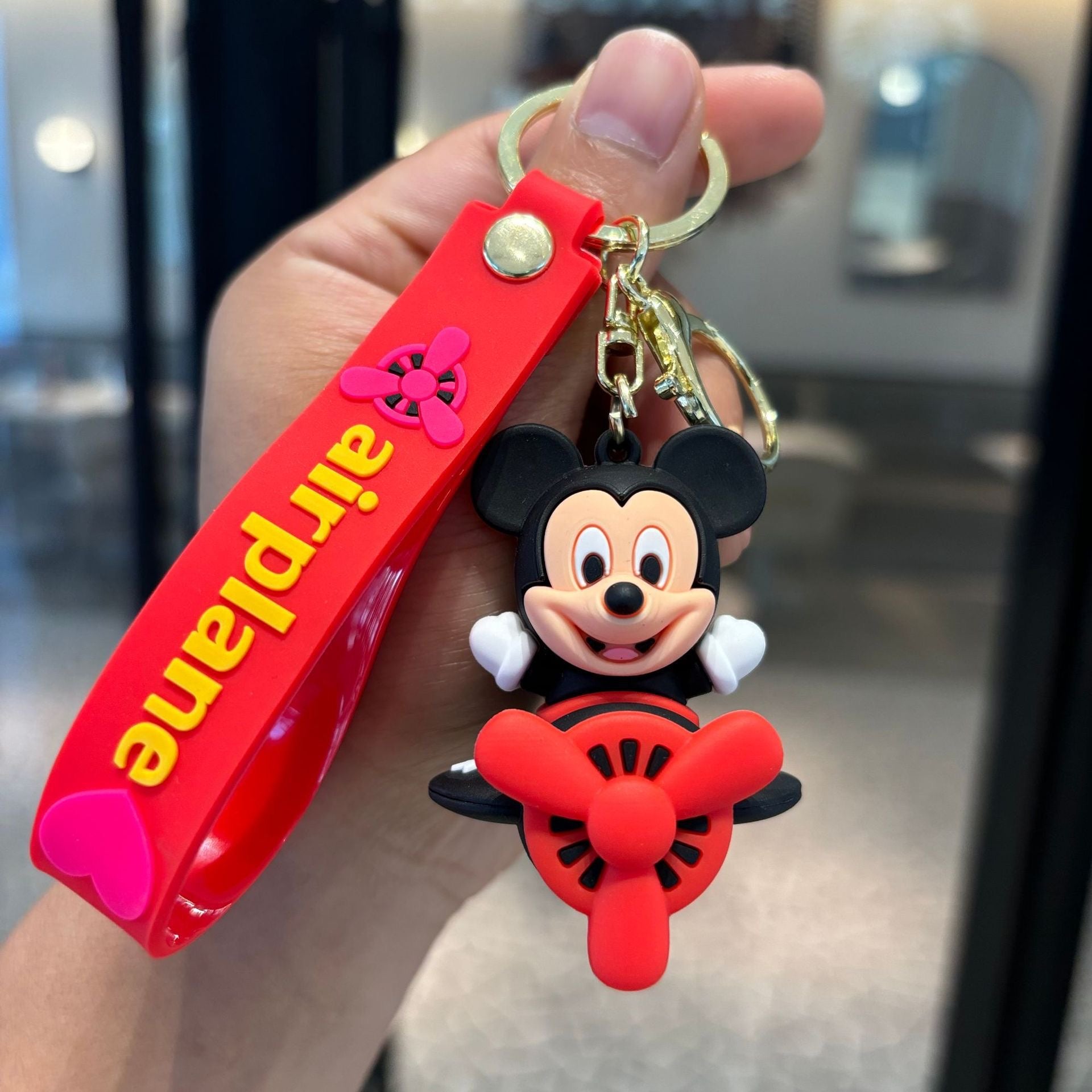 Varëse çelësash me personazhe vizatimor dhe avion