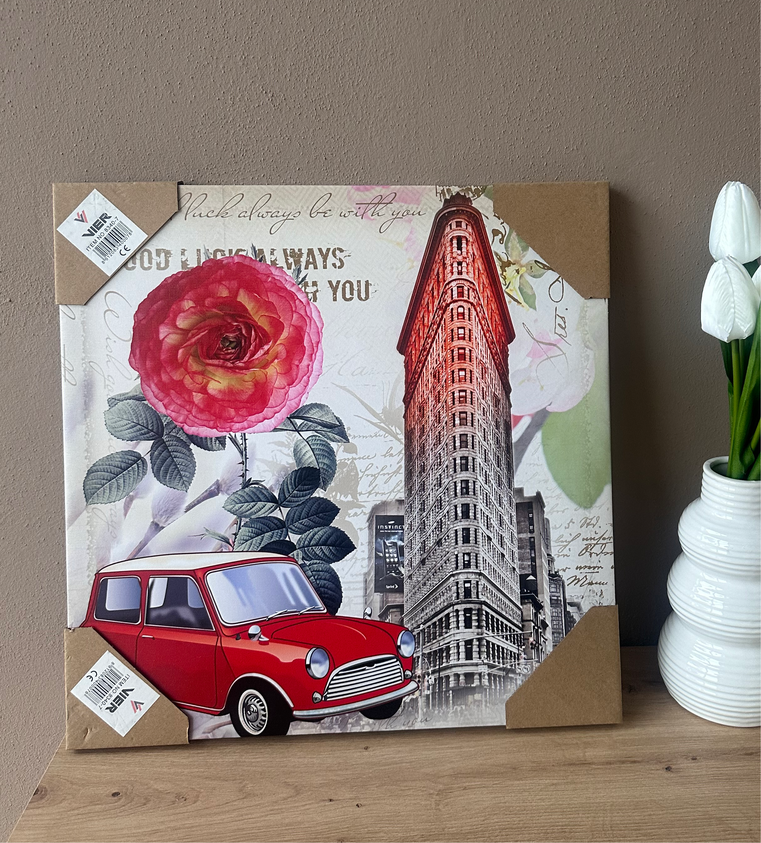 Kanavasë me makinë të kuqe dhe trëndafil