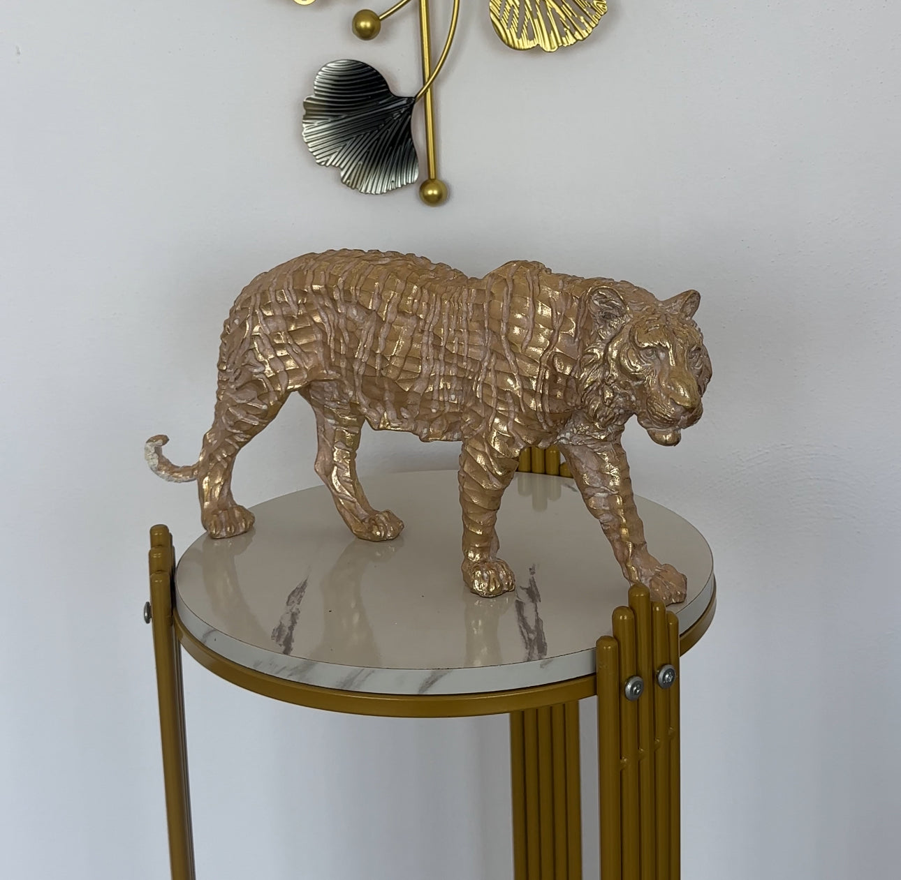 Statujë tigër në ngjyrë gold
