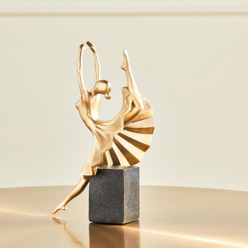 Statujë balerine duke kërcyer ngjyrë gold me kub mbështetës të zi