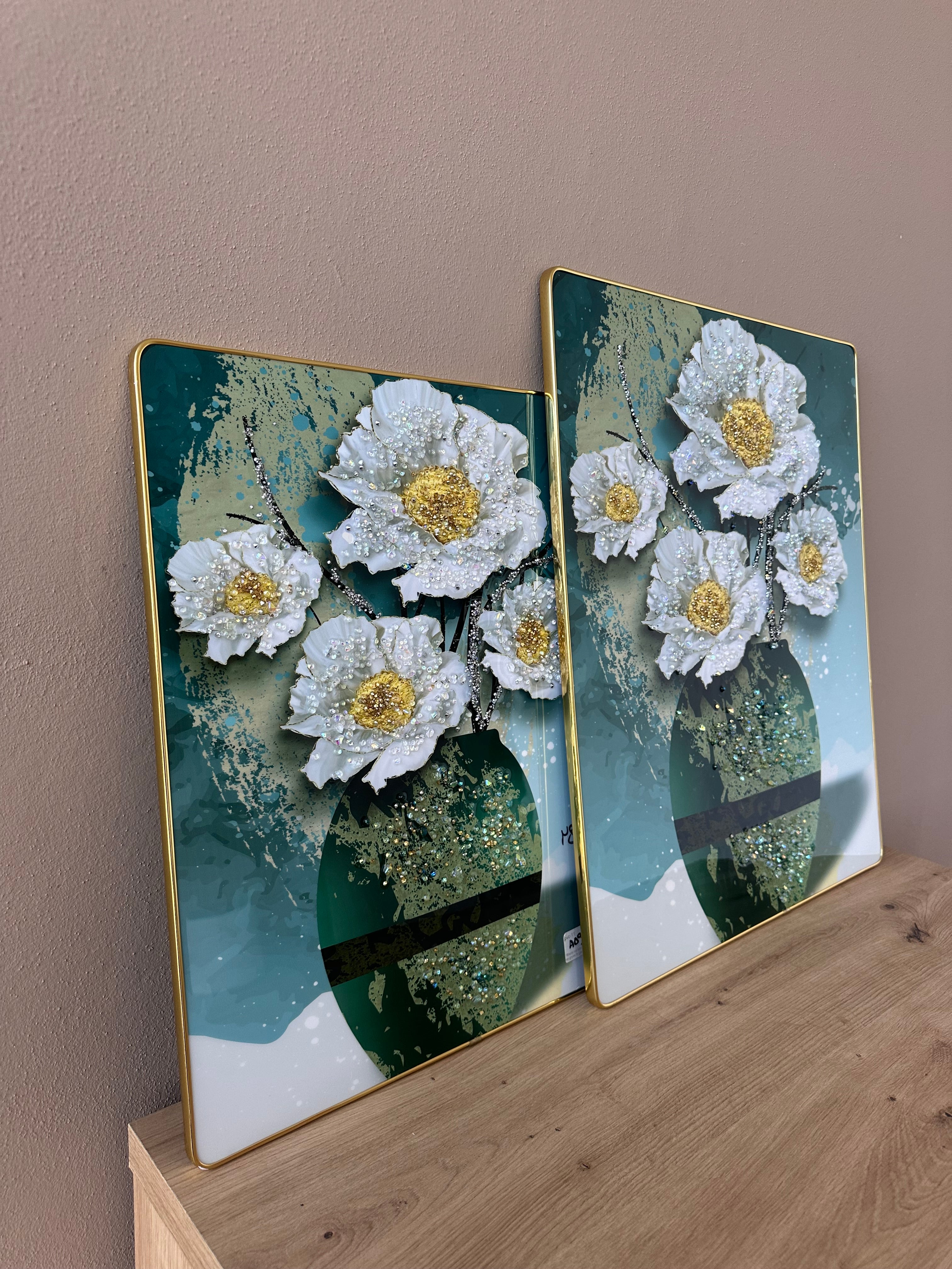 Pikturë me vazo lulesh jeshile dhe detaje të verdha me gurë zbukurues