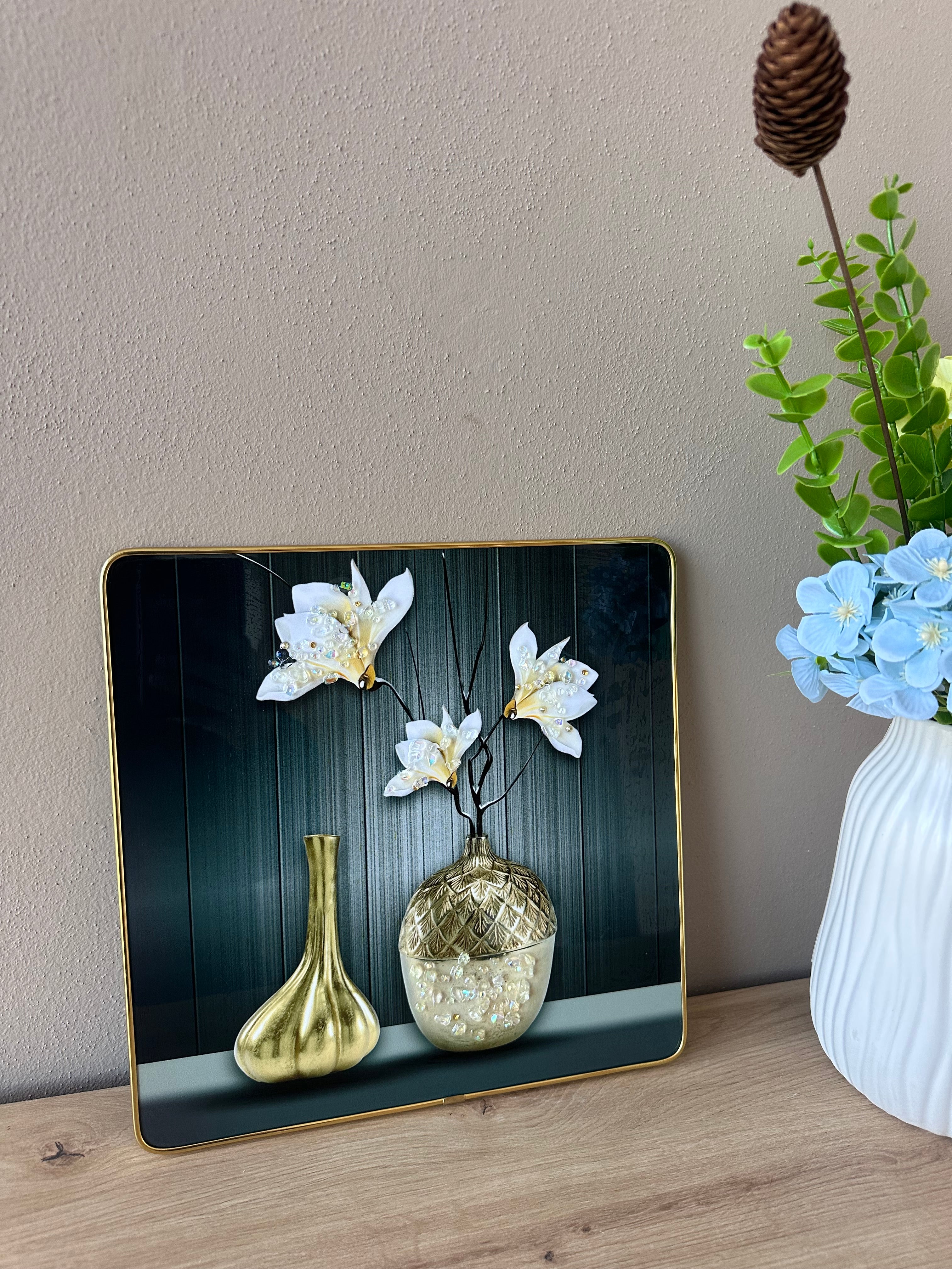 Pikturë me vazo lulesh gold dhe gurë zbukurues