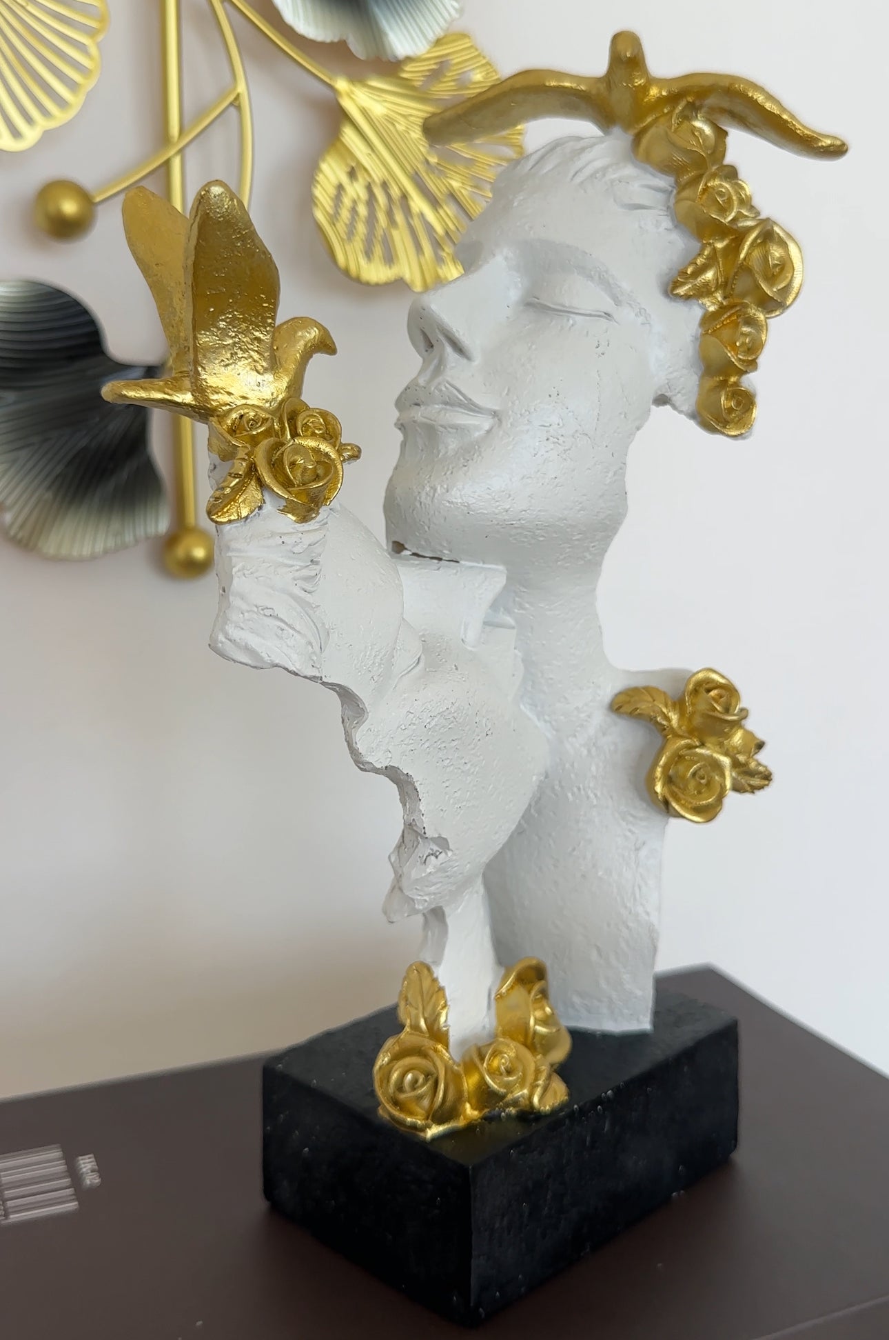 Statujë në formë çifti ngjyrë të bardhë me detaje gold