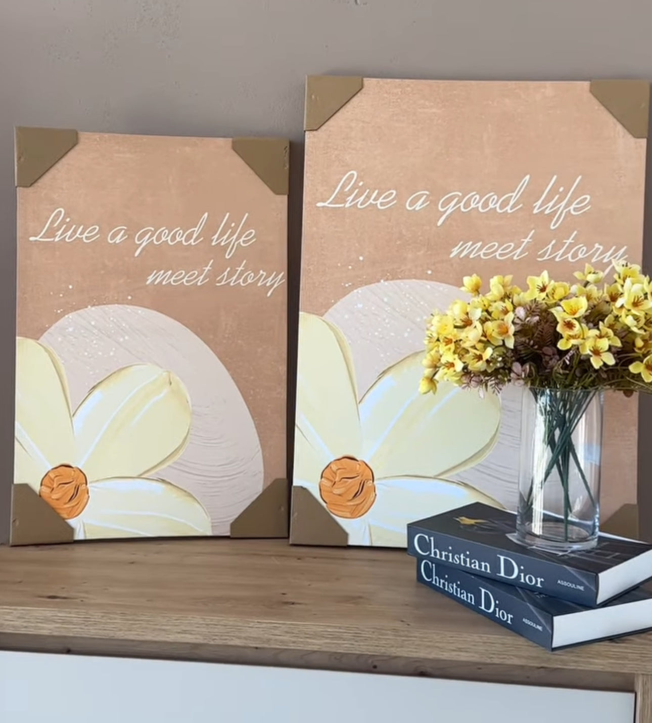 Kanavace me lule në ngjyrën bezhë