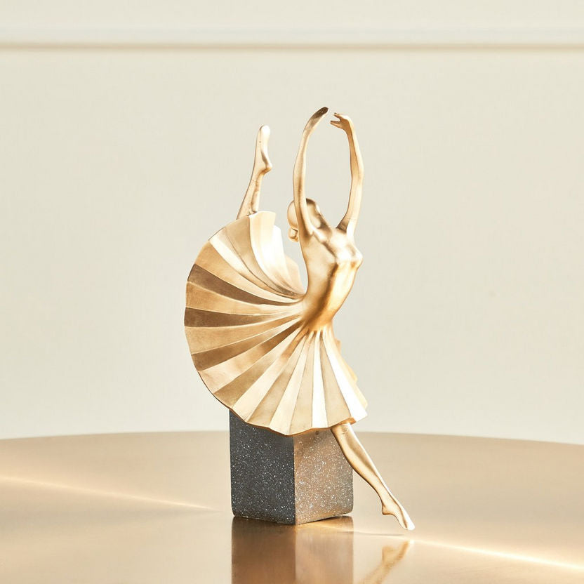 Statujë balerine duke kërcyer ngjyrë gold me kub mbështetës të zi