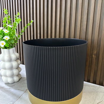 Vazo plastike lulesh, set 4 pcs, cilindrike, me vija vertikale dhe detaj gold, e zezë