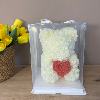 Arush me trëndafila dhe zemer të kuqe me kuti paketimi transparente