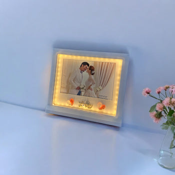 Kornizë e bardhë për foto LED me zemra 3D