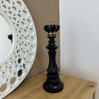 Figurinë dekorative në formë figure shahu me kurorë