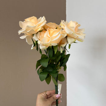 Degë trëndafila artificiale në disa ngjyra