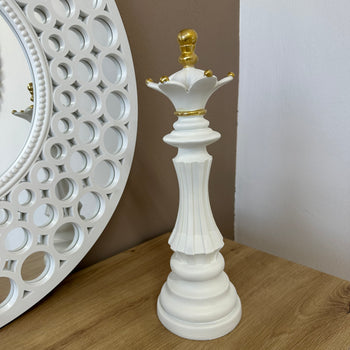 Figurinë dekorative në formë mbretëreshe shahu (e bardhë)