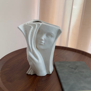 Vazo qeramike në formë libri të hapur i ndërthurur me portretin e një gruaje, e bardhë, 4*3*H20cm