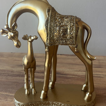 Statujë xhirafë me të voglin e saj, ngjyrë gold