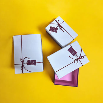 Set me 3 kuti paketimi dhuratash me fjongo minimaliste dhe etiketë “ Best Wishes” me zemra