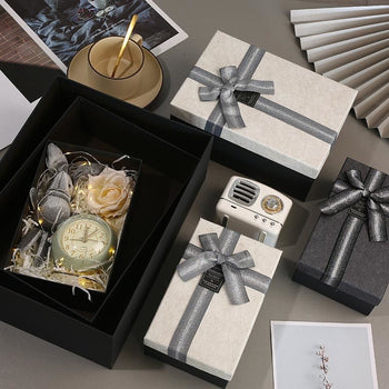 Set me 3 kuti paketimi dhuratash me fjongo e xixa,  me etiketë “Good Luck”