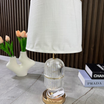 Llambë tavoline me bazë xhami formë cilindrike dhe abazhur cilindrik tekstili