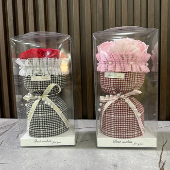 Buqetë me lule në kuti transparente në formë cante