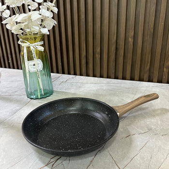 Tigan kuzhine anti-ngjitës me dorezë druri