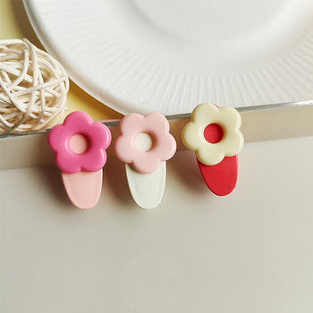 Set me dy kapëse të vogla për flokët me lule dele