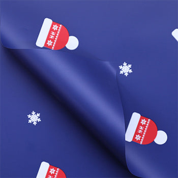 Letër paketimi blu me motive kapuçësh dhe flokë bore, dizajn festiv për Krishtlindje