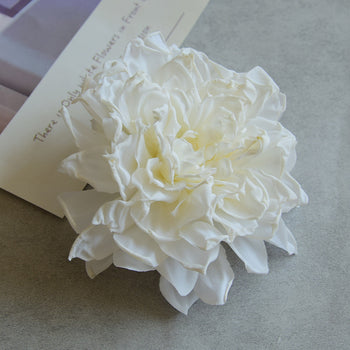 Lule dekorative të punuara me dorë në ngjyra të ndryshme