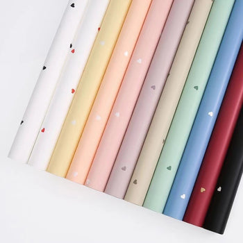 Letër paketimi me zemra dekorative, ideale për dhurata