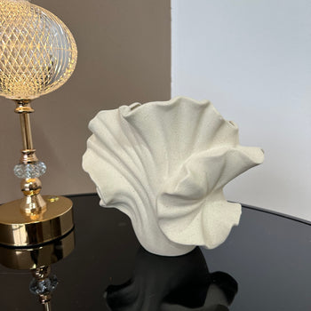 Vazo dekorative qeramike me formë abstrakte