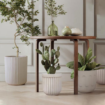 Vazo e bardhë me vija të theksusra vertikale plastike