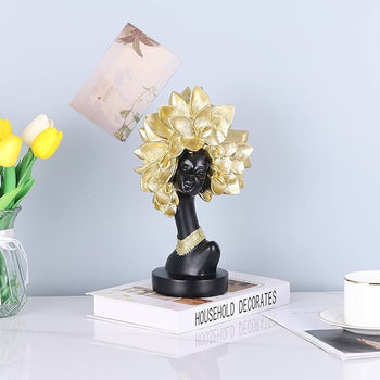Statujë gruaje me detaje gold