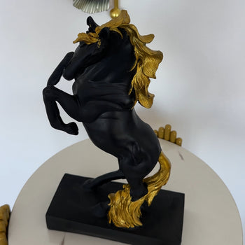 Statujë në formë kali me detaje gold