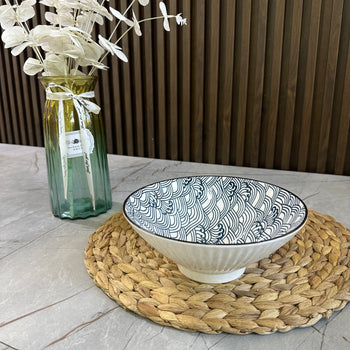 Tas qeramike me motive valësh bardhë e blu