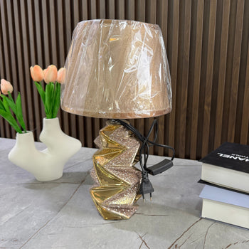 Llambë tavoline me bazë qeramike formë zigzag gjeometrike dhe abazhur tekstili