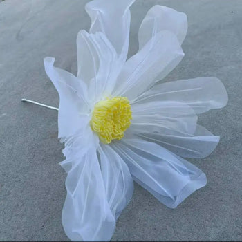 Lule tyl e punuar me dorë, me perla dhe pistil të verdhë