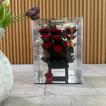Trëndafila të balsamosura në kuti akrilike